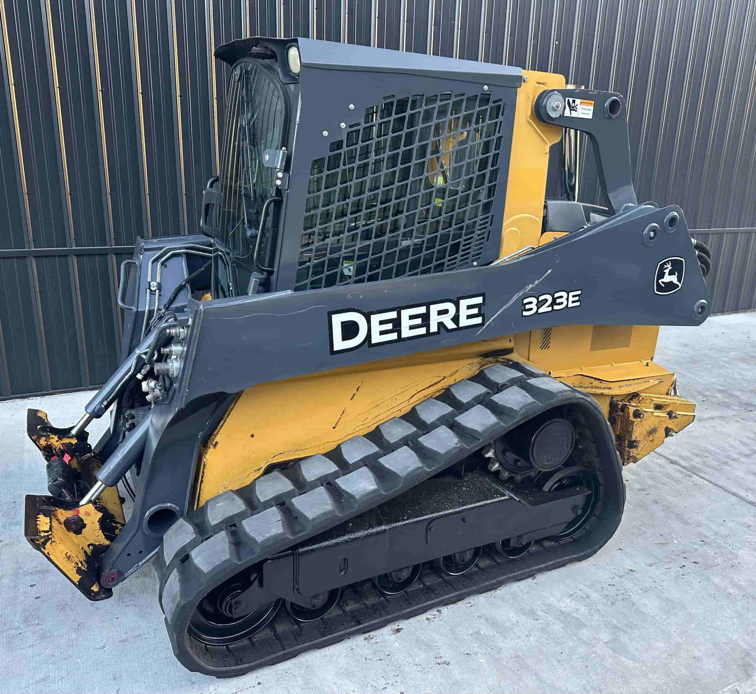 2016 John Deere 323E
